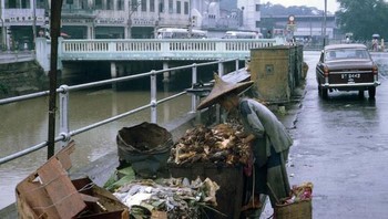 Seorang lansia tampak mengais sampah di salah satu sudut negara itu. Foto: Vintages