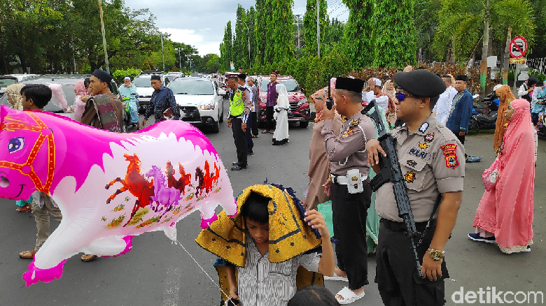 Kisah Polisi yang Tak Ikut Salat Id Demi Jaga Kendaraan Jemaah Kisah Polisi yang Tak Ikut Salat Id Demi Jaga Kendaraan Jemaah