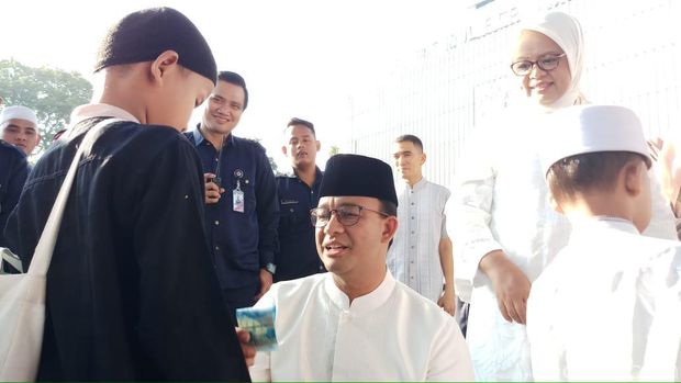 Anies bagi-bagi uang ke anak-anak