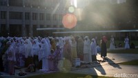 Para jemaah melaksanakan Salat Idul Fitri.