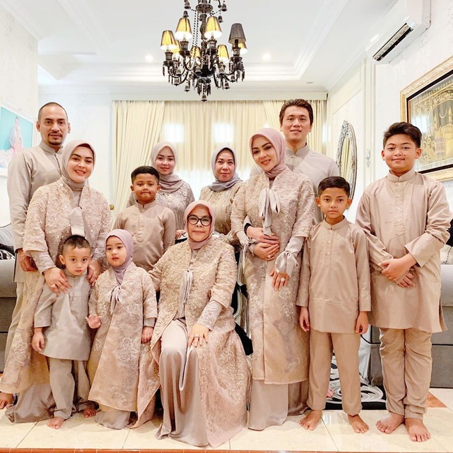 Lebaran tahun ini menjadi spesial bagi Syahrini karena merayakannya untuk pertama kali sebagai istri dari Reino Barack. Seragam Lebaran bernuansa pastel turut menyempurnakan kebahagiaan Syahrini dan keluarga di hari yang fitri ini. (Foto: Instagram/@princesssyahrini)
