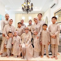 Lebaran tahun ini menjadi spesial bagi Syahrini karena merayakannya untuk pertama kali sebagai istri dari Reino Barack. Seragam Lebaran bernuansa pastel turut menyempurnakan kebahagiaan Syahrini dan keluarga di hari yang fitri ini. (Foto: Instagram/@princesssyahrini)