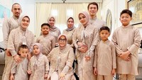 Syahrini dan keluarga besarnya kompak berlebaran dengan busana berwarna krem. Foto: Instagram