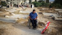 Selain salat Id, warga di Gaza juga berziarah ke makam kerabatnya. (Foto: REUTERS/Ibraheem Abu Mustafa)