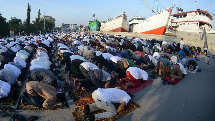 Sejumlah umat Islam melaksanakan shalat Idul Fitri 1 Syawal 1440 Hijriah di kawasan Pelabuhan Sunda Kelapa, Jakarta, Rabu (5/6/2019). Umat Islam di Indonesia merayakan Hari Raya Idul Fitri 1 Syawal 1440 Hijriah pada hari ini, Rabu (5/6/2019). ANTARA FOTO/M Risyal Hidayat/hp.