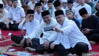 Perry Warjiyo dan Boediono sempat berswafoto usai salat Idul Fitri.