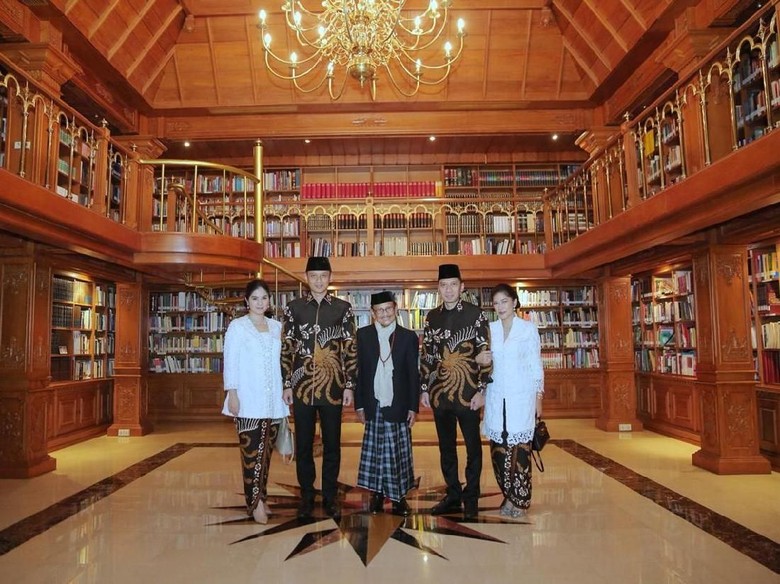 AHY dan Ibas juga Halalbihalal ke Rumah BJ Habibie AHY dan Ibas juga Halalbihalal ke Rumah BJ Habibie