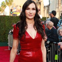 Famke Jansenn, pemeran Jane Grey di film X-Men pertama juga tak melewatkan premiere Dark Phoenix. Mini dress merah berbelahan dada rendah menjadi pilihannya. (Foto: Getty Images)