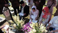 Habibie dan keluarganya saat berziarah ke makam Ibu Ainun. Lamhot Aritonang/detikcom/File.