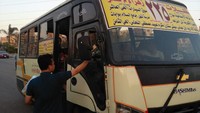 Anggota LazisMu mesir dibantu dengan pengurus Pimpinan Cabang Istimewa Muhammadiyah (PCIM) Mesir membagikan sekitar 500 paket takjil di Suq Sayarot, Nasr City, Kairo (Kholifatunnisa/Istimewa)
