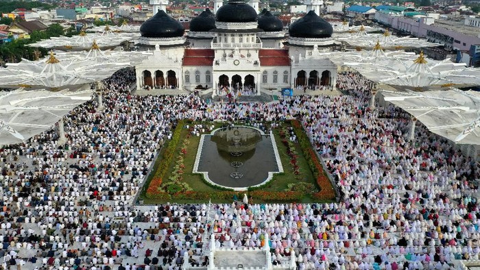 Sejumlah umat Islam melaksanakan shalat Idul Fitri 1 Syawal 1440 Hijriah di kawasan Pelabuhan Sunda Kelapa, Jakarta, Rabu (5/6/2019). Umat Islam di Indonesia merayakan Hari Raya Idul Fitri 1 Syawal 1440 Hijriah pada hari ini, Rabu (5/6/2019). ANTARA FOTO/M Risyal Hidayat/hp.