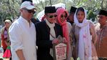 Habibie Ziarah ke Makam Ainun