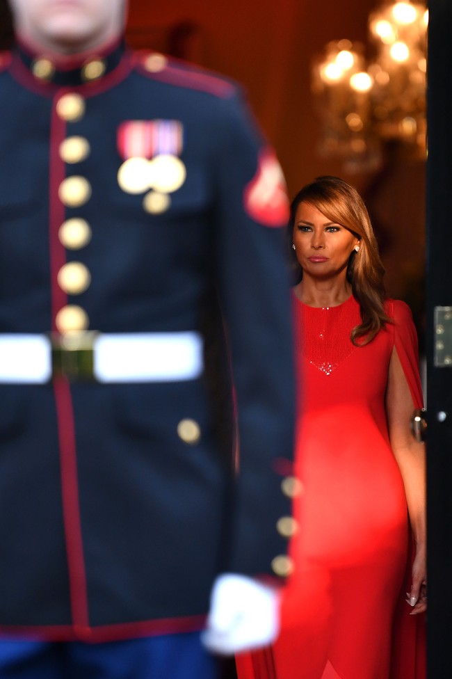 Gaun berpotongan elegan itu dihiasi motif segitiga dengan payetan yang berkilauan pada area neckline sehingga tetap mengakomodasi gaya Melania yang glamor. (Foto: Getty Images)