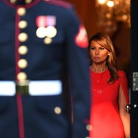 Gaun berpotongan elegan itu dihiasi motif segitiga dengan payetan yang berkilauan pada area neckline sehingga tetap mengakomodasi gaya Melania yang glamor. (Foto: Getty Images)