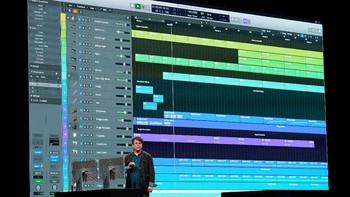 Mac Pro memiliki afterburner graphics ASIC, bisa memproses 6 miliar pixel per detik dan mampu playback 3 streams pada RAW 8K. Foto: Reuters