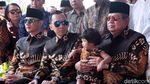 SBY, AHY dan Ibas Kompak Berbatik Saat Ziarah ke Makam Ani Yudhoyono