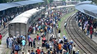 Orang-orang menunggu kereta untuk pulang menjelang Idul Fitri. Salim Reza/Xinhuanet.