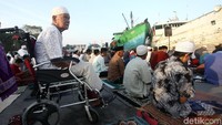 Seorang warga tetap menunaikan salat Idul Fitri meski di atas kursi roda.