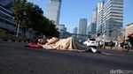 Lucu, Begini Gaya Balita Nyetir Mobil dan Mandi di Jalan Thamrin