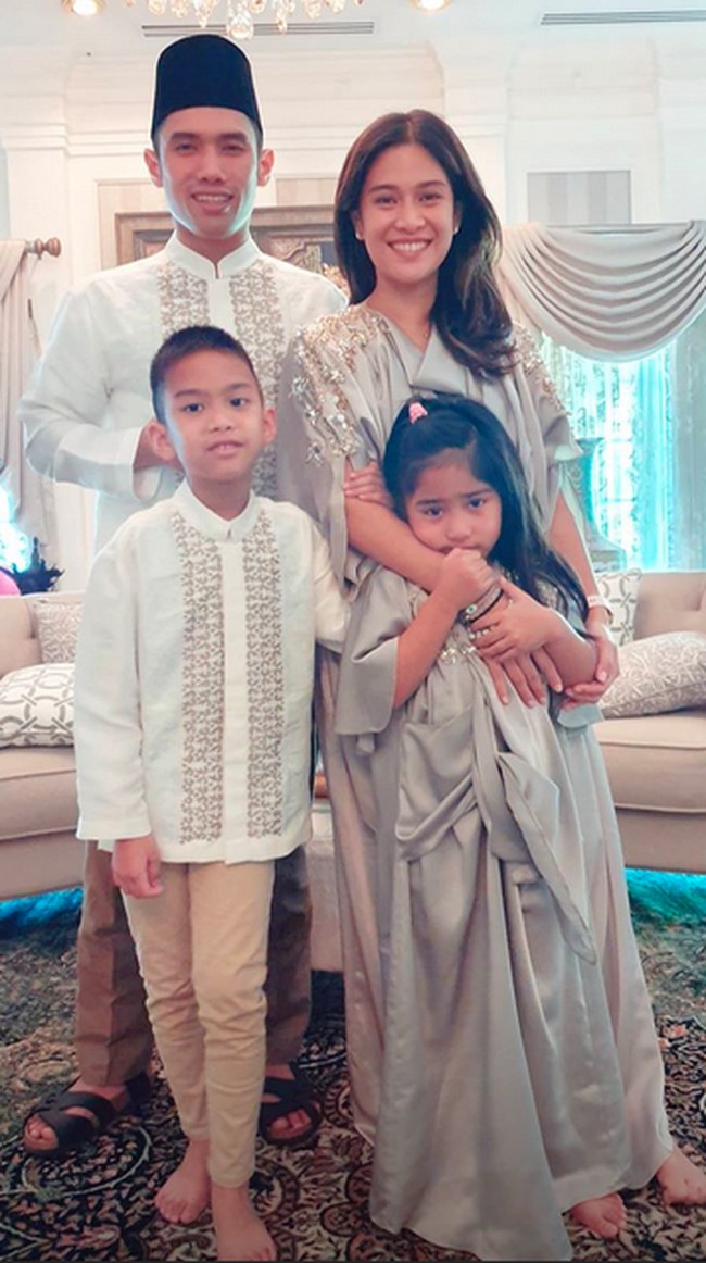 Aktris Dian Sastrowardoyo tampil kompakan dengan putrinya dalam balutan kaftan keluaran label Ava Prologue. Bahan satin dengan embellishment bernuansa perak meninggalkan kesan mewah tanpa berlebihan pada penampilannya. (Foto: Instagram/@therealdisastr)