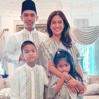 Aktris Dian Sastrowardoyo tampil kompakan dengan putrinya dalam balutan kaftan keluaran label Ava Prologue. Bahan satin dengan embellishment bernuansa perak meninggalkan kesan mewah tanpa berlebihan pada penampilannya. (Foto: Instagram/@therealdisastr)