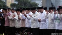Perry Warjiyo, Agus Martowardojo, dan Boediono melaksanakan salat Idul Fitri di saf paling depan.