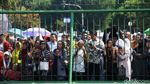 Warga Berpanas-panas Demi Bersalaman dengan Jokowi