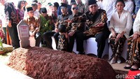SBY menceritakan ada pertanda yang disiratkan sang istri, Ani Yudhoyono saat memilih batik yang dikenakan keluarganya di hari Lebaran ini. Tak biasanya sang istri memilih batik bernuansa hitam. 