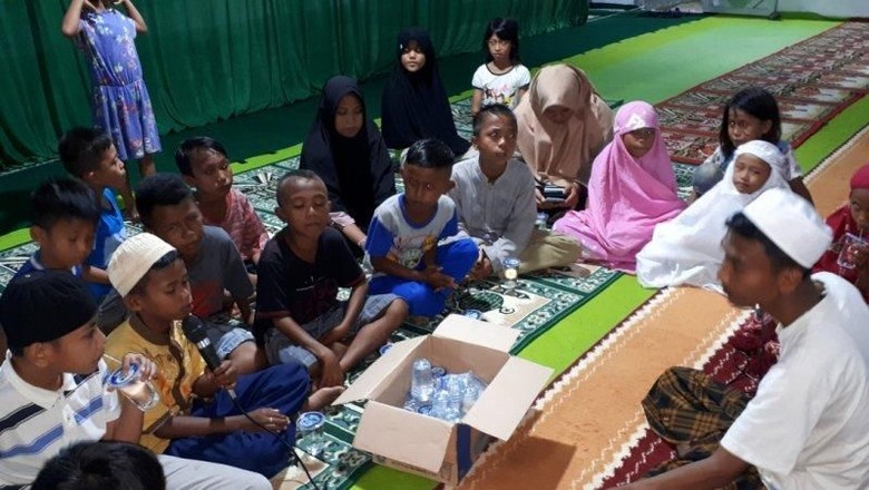 Lebaran di Kamp Pengungsi Gempa Palu yang Sunyi Tanpa Kembang Api Lebaran di Kamp Pengungsi Gempa Palu yang Sunyi Tanpa Kembang Api