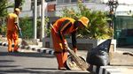 Melihat Aksi Pasukan Oranye Tangani Sampah di Hari Lebaran
