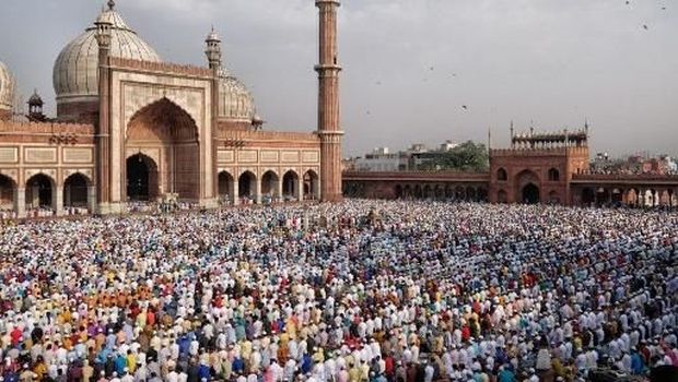 Indian Muslims offer prayers during Eid al-Fitr at the Jama Masjid in the old quarters of New Delhi on June 5, 2019. - Muslims around the world are celebrating the Eid al-Fitr festival, which marks the end of the fasting month of Ramadan. (Photo by Noemi CASSANELLI / AFP)