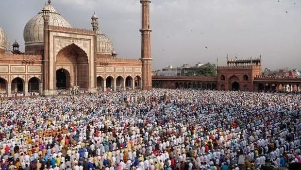 Salat Id di Jama Masjid India Indian Muslims offer prayers during Eid al-Fitr at the Jama Masjid in the old quarters of New Delhi on June 5, 2019. - Muslims around the world are celebrating the Eid al-Fitr festival, which marks the end of the fasting month of Ramadan. (Photo by Noemi CASSANELLI / AFP)