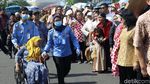 Warga Berpanas-panas Demi Bersalaman dengan Jokowi