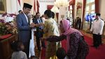 Halalbihalal di Istana: Warga Antre Salaman hingga Sujud Depan Jokowi