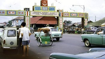 Foto warna ini diambil pada sekitar tahun 1960-an di Singapura. Menggambarkan seperti apa situasi di sana kala itu. Tampak masih ada becak berkeliaran. Foto: Vintages