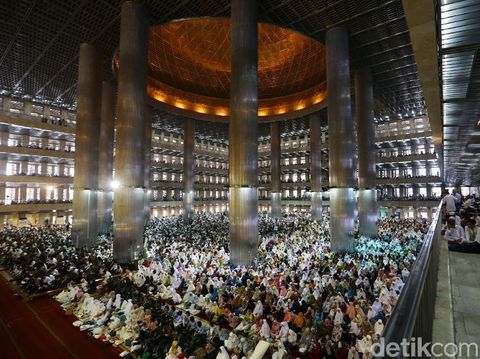 Momen salat Idul Fitri 1440 H di Masjid Istiqlal, Jakarta.