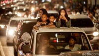 Tampak juga beberapa warga yang menaiki mobil bak terbuka untuk merayakan malam takbiran keliling Ibu Kota. Kebanyakan mereka berasal dari pinggiran Ibu Kota.