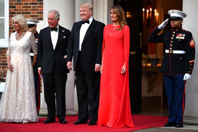 Untuk momen istimewa tersebut, Melania Trump muncul dalam balutan gaun merah keluaran Givenchy. Seperti diketahui, rumah mode Prancis tersebut juga pernah menangani gaun pengantin istri Pangeran Harry, Meghan Markle. (Foto: Getty Images)