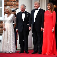 Untuk momen istimewa tersebut, Melania Trump muncul dalam balutan gaun merah keluaran Givenchy. Seperti diketahui, rumah mode Prancis tersebut juga pernah menangani gaun pengantin istri Pangeran Harry, Meghan Markle. (Foto: Getty Images)