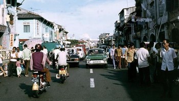 Masih banyak penduduk menggunakan sepeda motor. Foto: Vintages