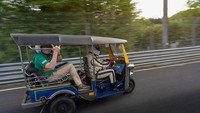 Salah satu penumpang kemudian mengungkapkan kesannya setelah menjajal kendaraan roda tiga ini. Menurutnya, cukup berbahaya memacu Tuk-tuk pada sebuah lintasan balap. Foto: Carscoops