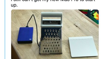 Netizen ini bingung karena Mac Pro miliknya tak dapat menyala. Foto: istimewa