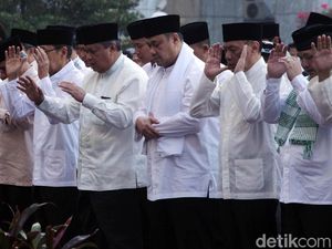 Perry Warjiyo, Agus Marto dan Boediono Salat Id di Gedung BI