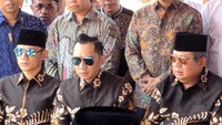 SBY didampingi kedua putranya Agus Harimurti Yudhoyono (AHY) dan Edhie Baskoro Yudhoyono alias Ibas kompak mengenakan baju batik bernuansa cokelat hitam. Foto: Jefrie Nandy Satria/detikcom