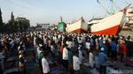 Khusyuknya Salat Idul Fitri di Pelabuhan Sunda Kelapa