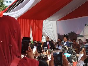 Akan Mudik ke Solo, Jokowi Temui Warga yang Antre Open House di Monas