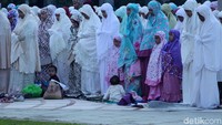 Sebagian jemaah datang dengan mengajak anaknya.