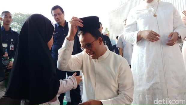 Anies bagi-bagi uang ke anak-anak