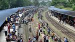 Ramai-ramai Mudik Lebaran Naik Kereta di Bangladesh