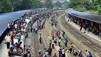 Kereta menjadi salah satu moda transportasi favorit masyarakat Bangladesh. Salim Reza/Xinhuanet.